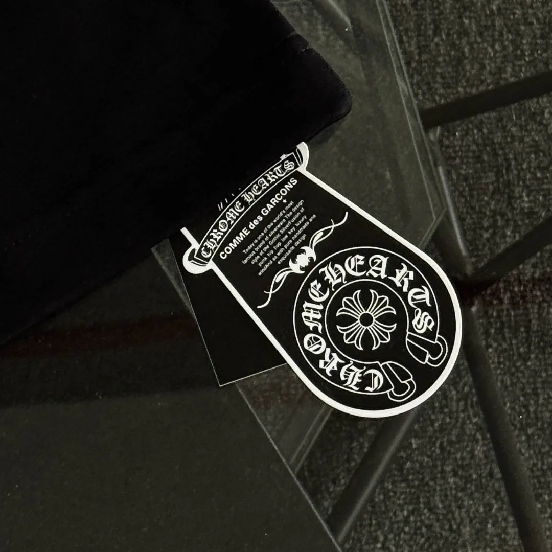 P170 Chrome Hearts 25 high-end versions. The fabric is made of 300 grams of high-density pure cotton. It does not deform or shrink. It has three labels. It is the same style for men and women. Technology: suede foaming + digital printing. Color: white, black. SIZE: S-XL.
